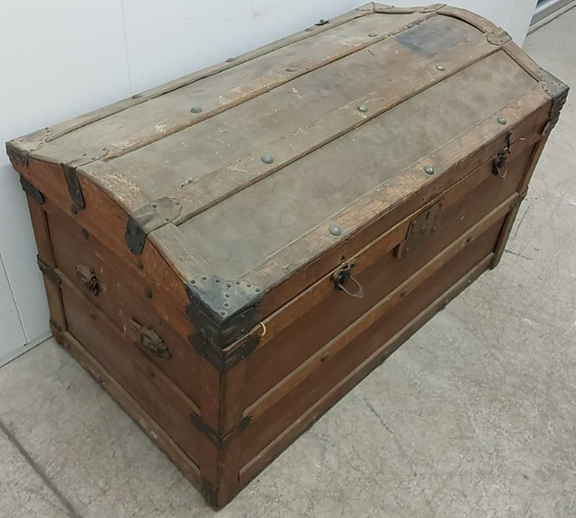 ANTIQUE STEAMER TRUNK OR PIRATE'S TREASURE CHEST... YOU DECIDE! in Arts & Collectibles in London - Image 4