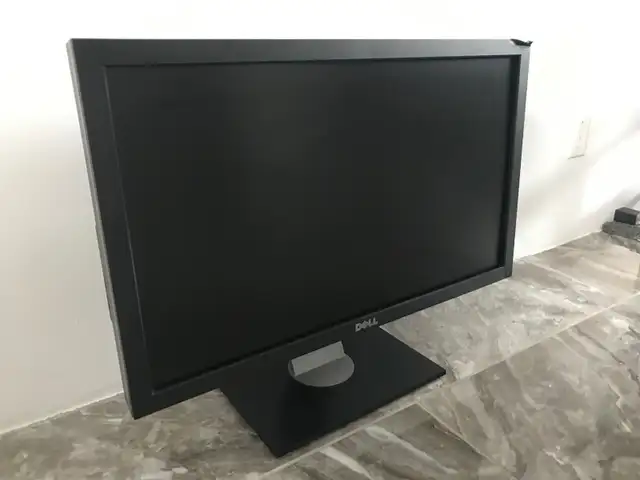 Dell U2711 Ultra Sharp 27" Monitor 2K (QHD) Widescreen Display in Monitors in City of Montréal - Image 3