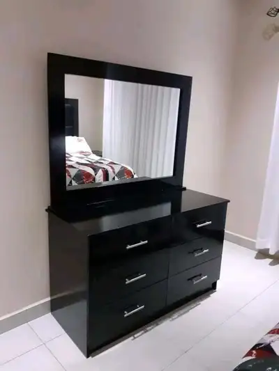 commode avec miroir toute neuve disponible, View more