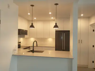 -Bright 1 bedroom, 501 Sq Ft with Balcony, -Good Layout, 1st Level -2180 Kelly Ave. Poco, Montrose S...