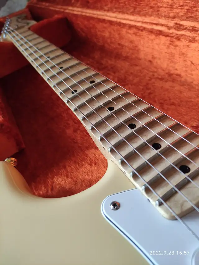 2007 Fender Yngwie Malmsteen Stratocaster for sale or trade in Guitars in Mississauga / Peel Region - Image 6