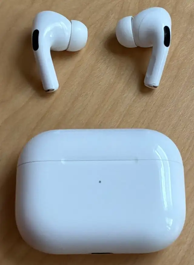 AirPods Pro 1589178716795054082