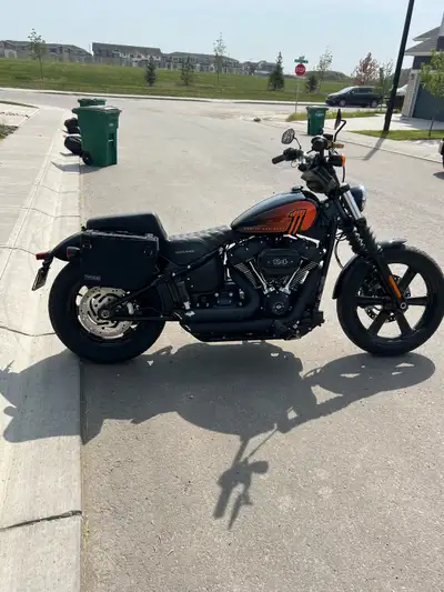 Original owner, bike is in perfect condition. It has 10 inch thrashin risers and mid bend bars, Vanc...