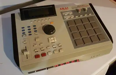 a nice mpc2kxl in proper working order, the screen is bright, the tact switches have been replaced,...