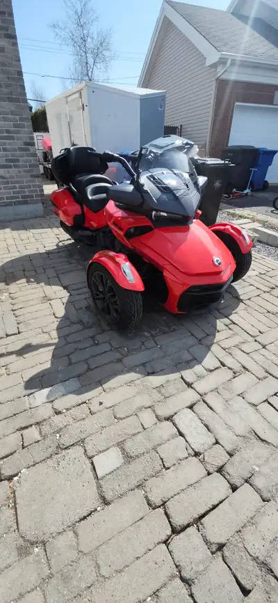 Spyder F3 limited 2022 avec le trailer 9300 KM Comme neuf Prix 27 500$ J’habite à Terrebonne Personn...