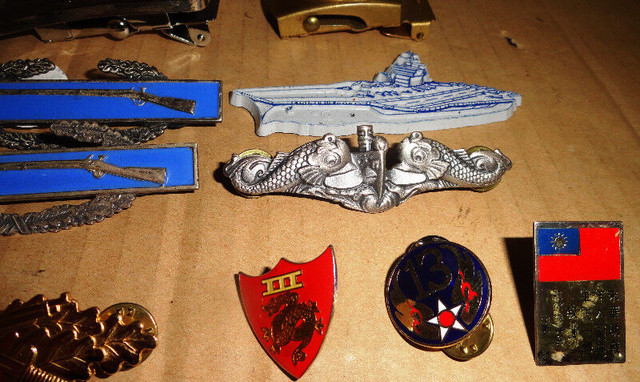 US MILITARY COLLECTIBLES BADGES BELT BUCKLES MAGNETS BUTTONS in Arts & Collectibles in Kawartha Lakes - Image 3