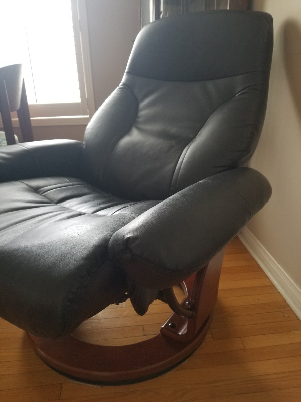 Reclining chair and stool in Chairs & Recliners in Oakville / Halton Region - Image 2