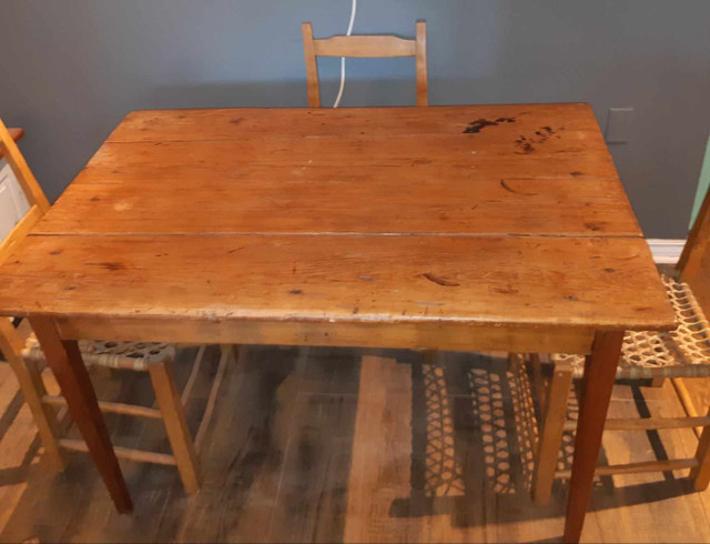 Antique Rustic Wood Table & Chairs in Dining Tables & Sets in Belleville - Image 3