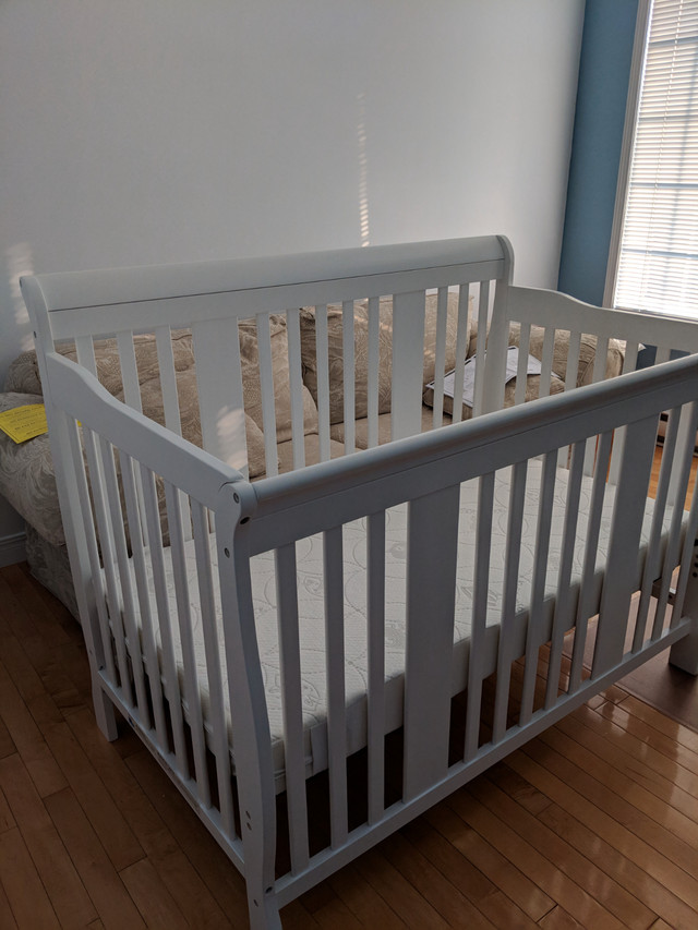 Lit de bébé neuf en bois colueur blanc dans Lits et matelas  à Ville de Québec