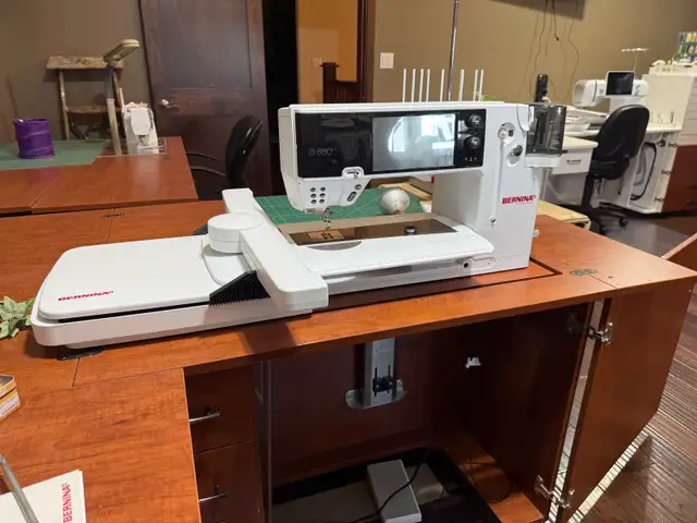 Bernina 880 sewing /embroidery machine 
