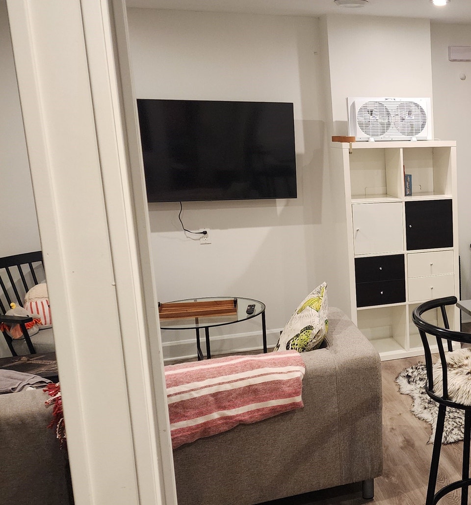 Basement 1 Bedroom Apartment - Furnished + Utilities 4