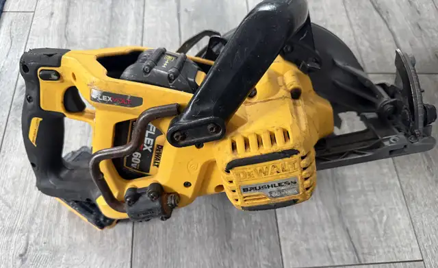 DeWalt 60V Circular Saw with 6ah battery and charger in Power Tools in Oshawa / Durham Region - Image 6