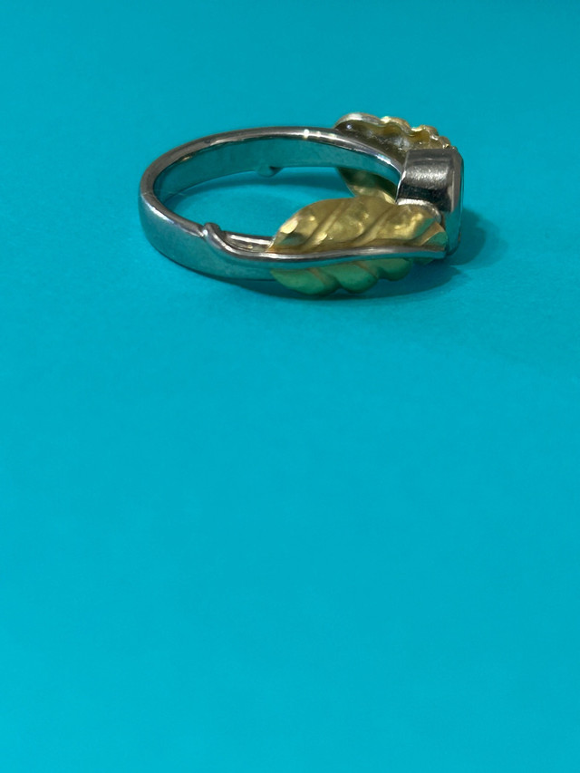 Ladies 8 1/2 gold/platinum and emerald ring in Jewellery & Watches in St. Albert - Image 2