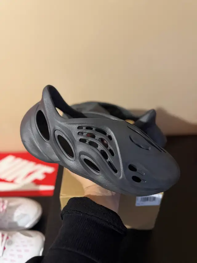 Yeezy Adidas Foam Runner “Onyx” - Size 12 Mens (Used) in Men's Shoes in Ottawa - Image 2