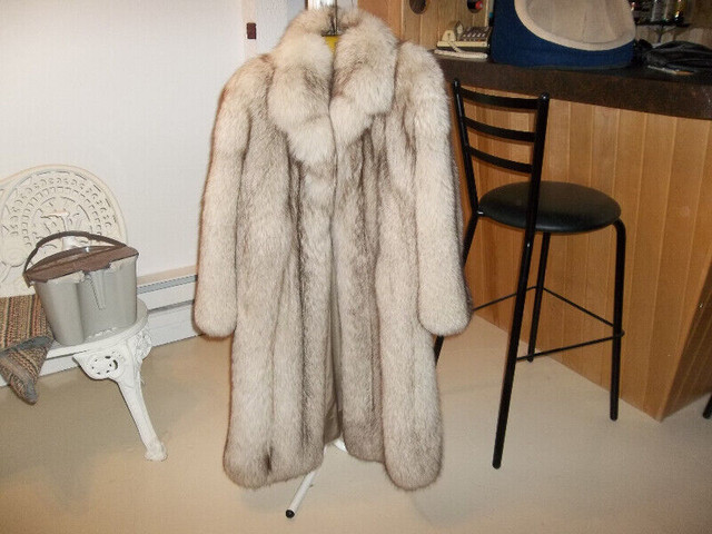 manteaux de fourure dans Femmes - Hauts et vêtements d'extérieur  à Saint-Jean-sur-Richelieu