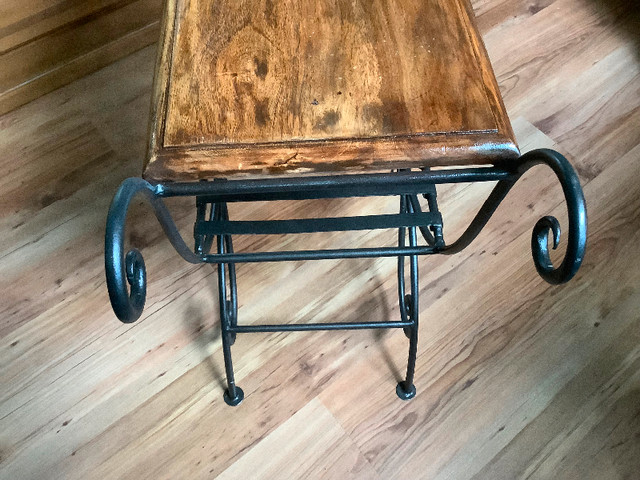 Table antique de 36"long, 24"haut & 11"large, fer forgé & bois dans Tables basses  à Laval/Rive Nord - Image 4