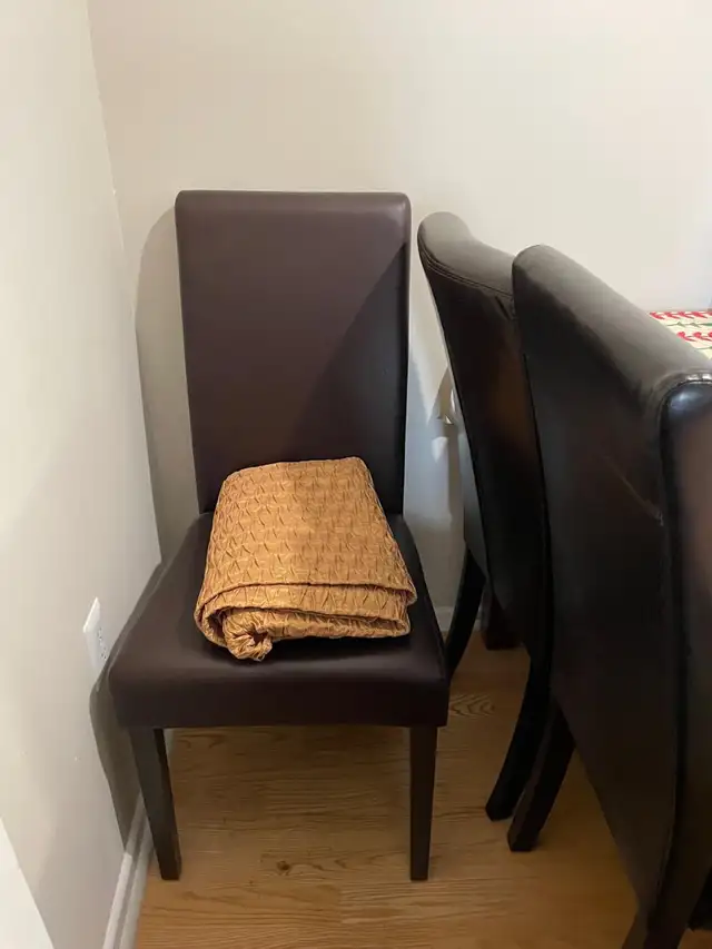 dining table with 7 chairs in Dining Tables & Sets in Ottawa - Image 3