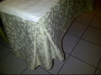 BELLE JUPE NEUVE BEIGE À MOTIFS GOLD POUR  LIT KING: $20.00, View more