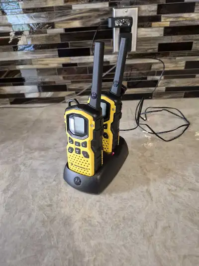 Excellent condition. Handheld vhf radios. Float in water. Ideal for small watercraft. Listen to weat...