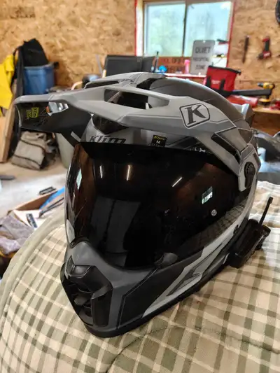 Medium (57-58 cm) Klim Krios PRO adventure helmet with Cardo Packtalk Black bluetooth communication...