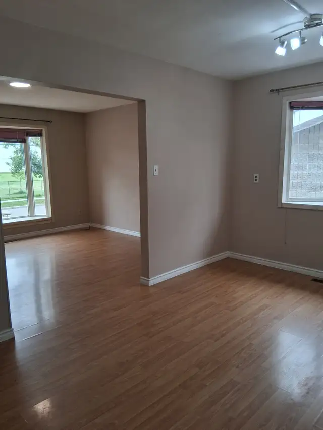 Bright, Renovated 2 Bed Main Floor in Allendale - Pet Friendly