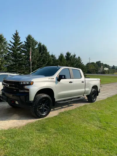 21’ LT trailboss Z71 5.3L 2.5” leveling kit Tow mirrors Tonneau cover Black leather heated seats Run...