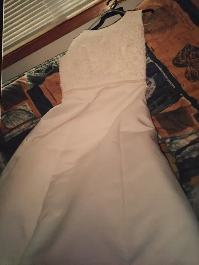 Wedding dress - Alfred Angelo - 18 -$200 in Wedding in Kitchener / Waterloo - Image 6