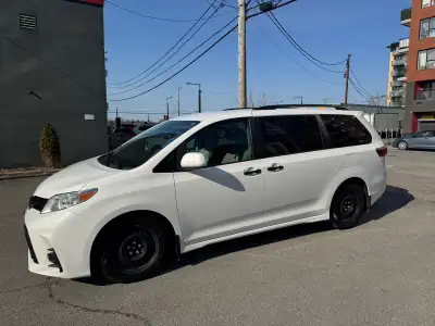 Toyota Sienna 2018 FWD Mini van à vendre très propre avec 227000 km (seulement de l’autoroute) Raiso...