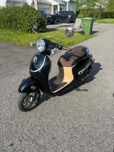 Honda Giorno 2016 avec 6300km. Impeccable, rien à faire dessus. Pneus neuf, batterie neuve, changeme...