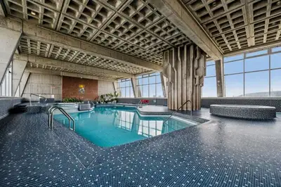 Français 3 ½ meublé – 20e étage – Vue spectaculaire – Plateau Mont-Royal Magnifique appartement 1 ch...