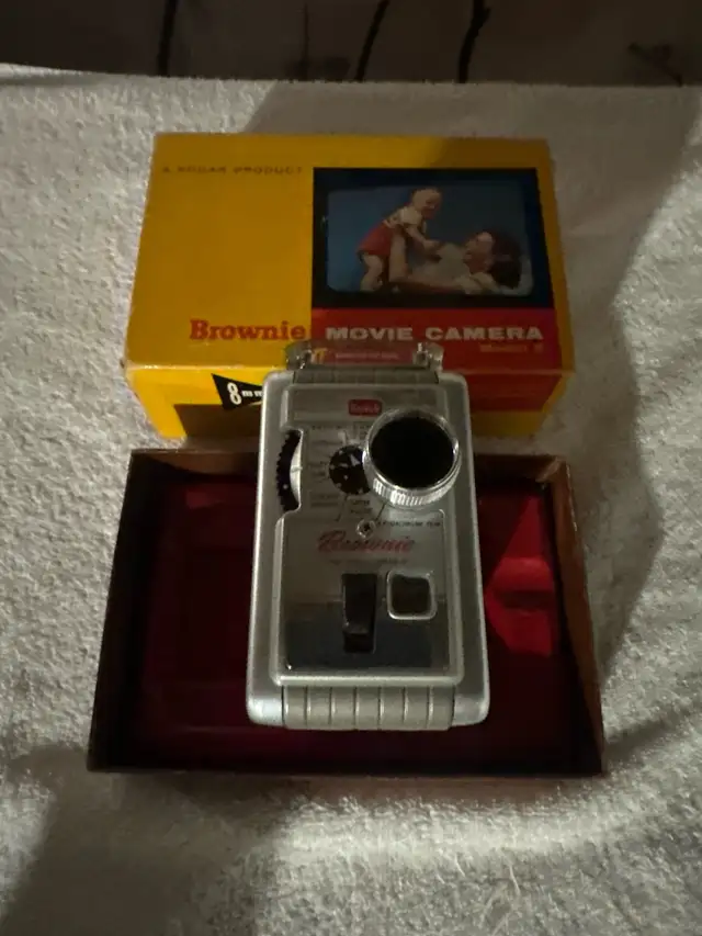 Kodak Brownie 8mm Movie Camera Model 2  in Cameras & Camcorders in Ottawa - Image 4
