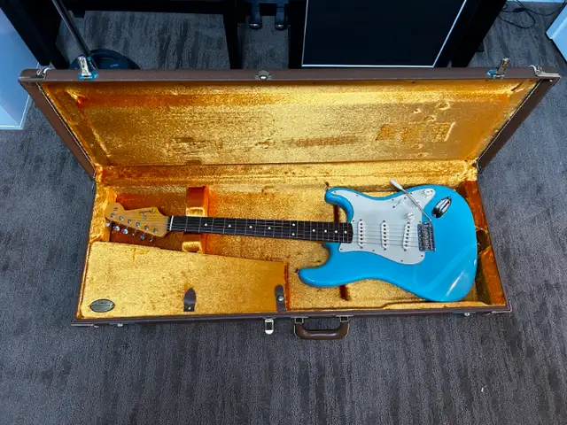 Incredible Vintage USA Fender Stratocaster 62 Reissue AVRI in Guitars in Saskatoon - Image 3