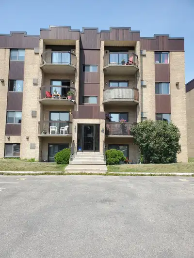 Petit condo incluant poele et refrégerateur, air climatisé,piscine extérieur une place de stationnem...