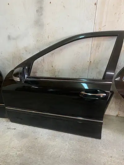 Portes Mercedes à vendre. Porte complète et fonctionnelle. Rouiller dans le bas