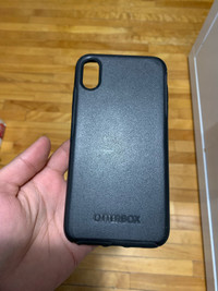 iPhone XS Max black otterbox case