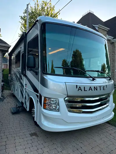Caractéristiques générales Découvrez le Jayco Alante 2024, le camping-car Classe A qui rend l’aventu...