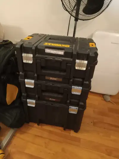 Coffres dewalt + sac à dos, 2 guns à clous, 1 drill, 2 drill impact, embout coupe-tuyaux pour impact...