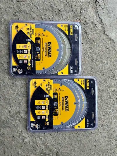 J'offre un ensemble de lames de banc de scie Dewalt de 10 pouces, avec 60 dents pour une coupe préci...