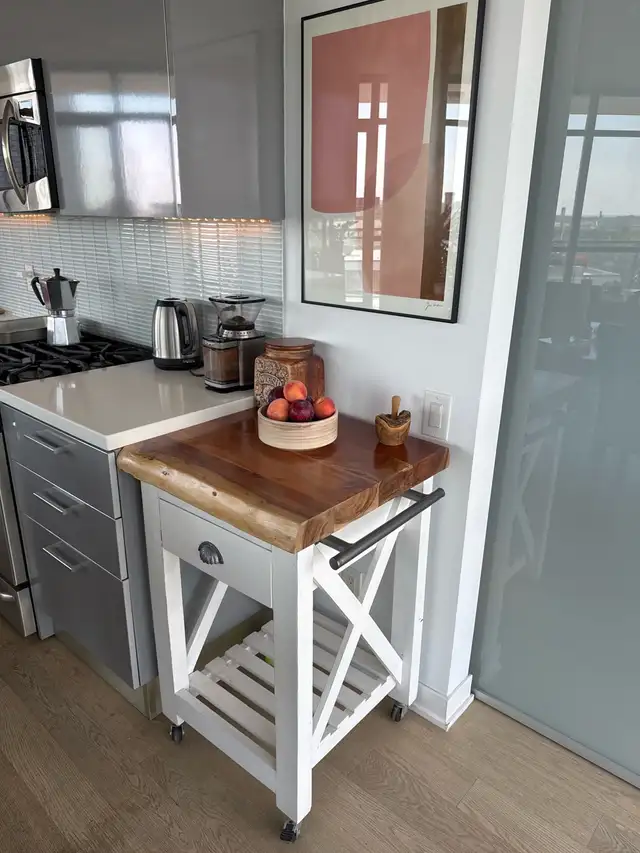 Raised wooden counter top63735878262147120