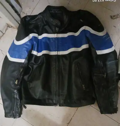 This RoadGear motorcycle jacket is a size 42 with metal plates and is perfect for any rider looking...