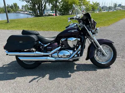 Beautiful cruiser, lots of chrome. 56700 kms. 800 cc fuel-injected, air-cooled-twin engine. Custom B...