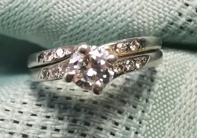 18 kt White Gold Solitaire Diamond Ring with Diamond Accents Siz, View more