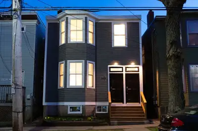 3 Bedroom, one full bathroom (with bathtub) unit on Fuller Terrace in the North End This approximate...