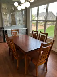 Dining / Kitchen Table & Chairs