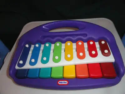 Piano-xylophone pour les petits. Vintage 1985. Avec poignée pour transport. Très bon état. Maison sa...