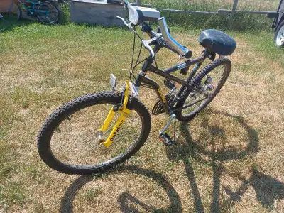 18 speed mountain bike 26 inch wheels/ frame measures 29 in. From the top Bar to ground. Mens style....