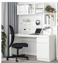 White Desk with an excellent condition