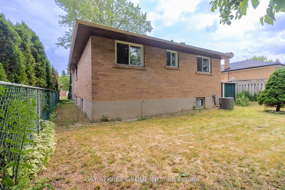 3 Beds 1 Bath Main Floor unit $2600/- available from 1st October 4