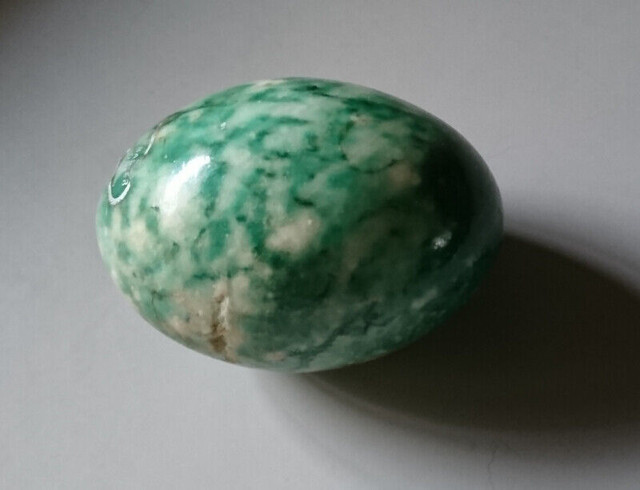 Vintage Hand Carved Green and White  Alabaster Stone Egg in Arts & Collectibles in Oshawa / Durham Region - Image 2