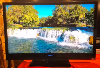 Tv sony bravia 46" En tres bon etat 4 entrees hdmi Vient avec sa manette Model...KDL-46Z5100 Jai tou...
